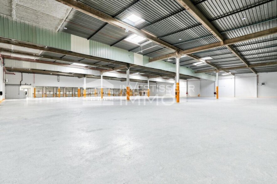 Flex in Trappes for lease - Building Photo - Image 3 of 7
