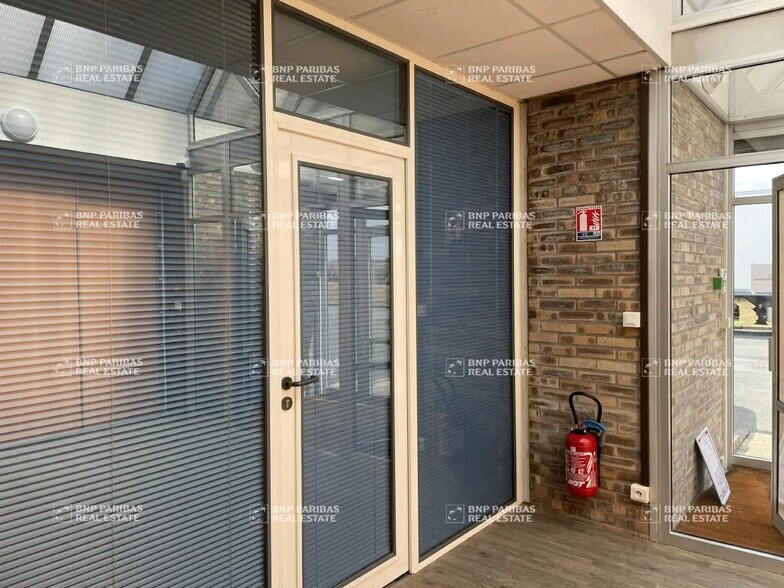 Flex in Ingré for lease - Interior Photo - Image 2 of 9