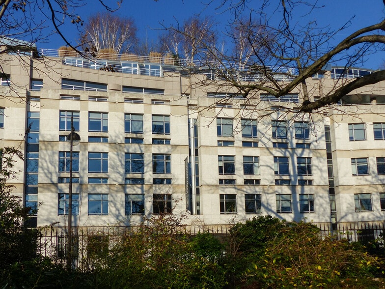 21-25 Rue Balzac, Paris for lease - Building Photo - Image 2 of 16