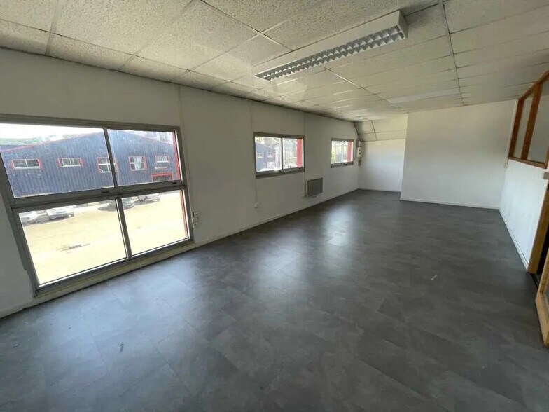 Office in Maromme for lease - Interior Photo - Image 3 of 7