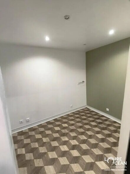 Retail in Nantes for lease - Building Photo - Image 3 of 8