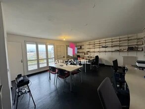 Office in Versailles for lease Interior Photo- Image 1 of 3