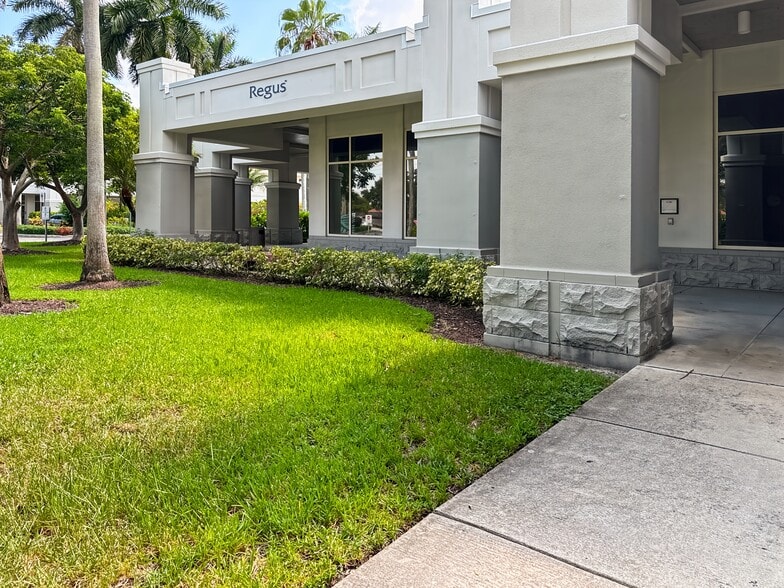 950 S Pine Island Rd, Plantation, FL for lease - Building Photo - Image 3 of 15