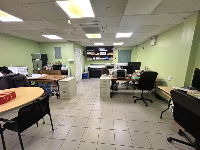 4128 Haight St, Flushing, NY for lease - Building Photo - Image 2 of 8