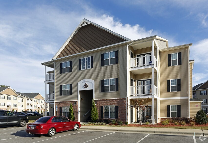 3831 Queen Anne Loop, Fayetteville, NC for sale - Primary Photo - Image 1 of 1