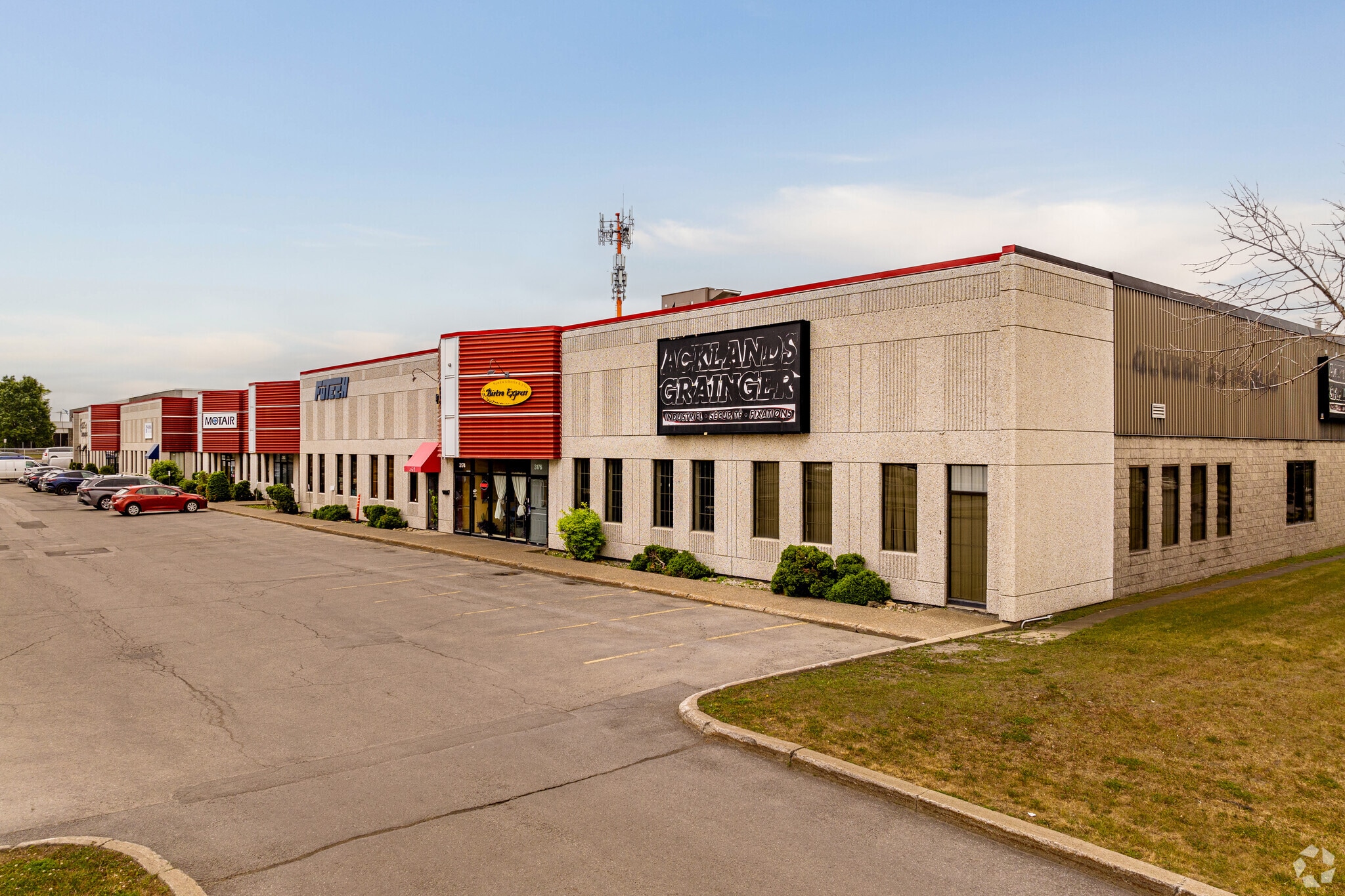3148-3178 Boul Industriel, Laval, QC for lease Primary Photo- Image 1 of 21