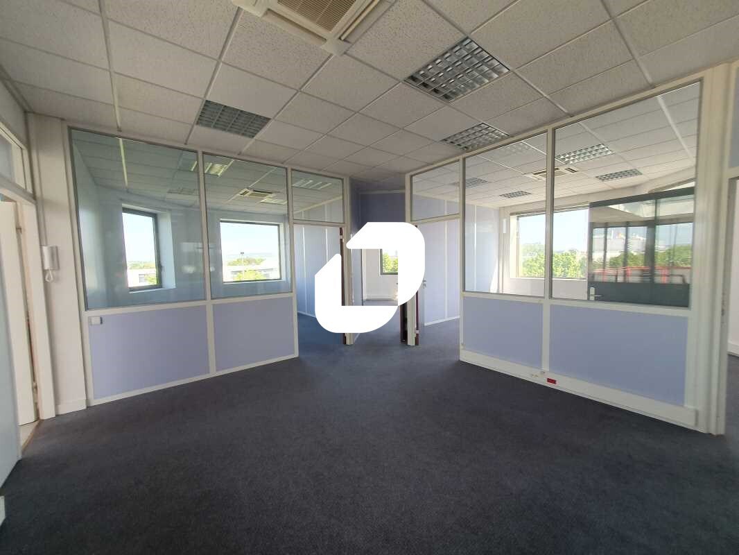 Office in Poissy for lease Interior Photo- Image 1 of 10