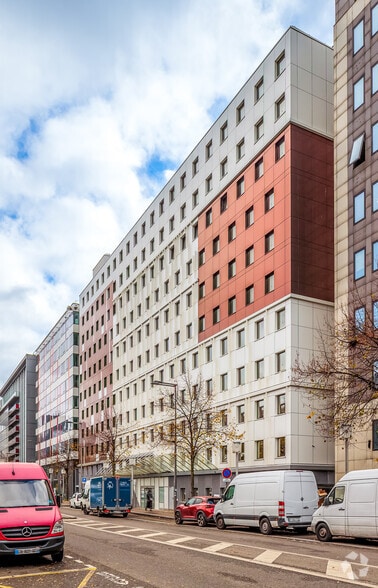 24 Boulevard De Pesaro, Nanterre for lease - Building Photo - Image 2 of 6