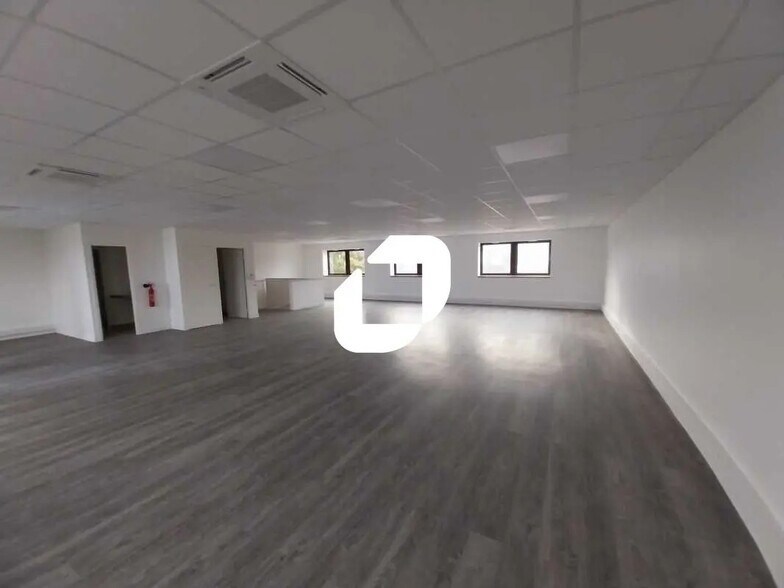 Flex in SAINT-OUEN-L'AUMONE for lease - Interior Photo - Image 3 of 10