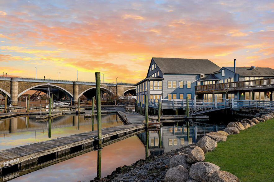 Waterfront Restaurant - East Providence portfolio of 2 properties for sale on LoopNet.com - Building Photo - Image 3 of 23