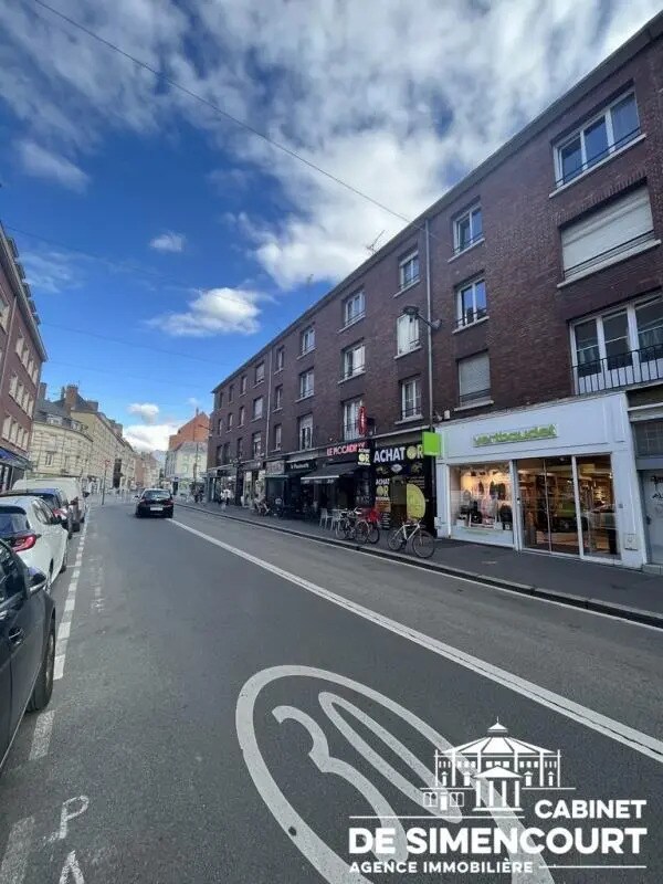 Flex in Amiens for lease Building Photo- Image 1 of 2