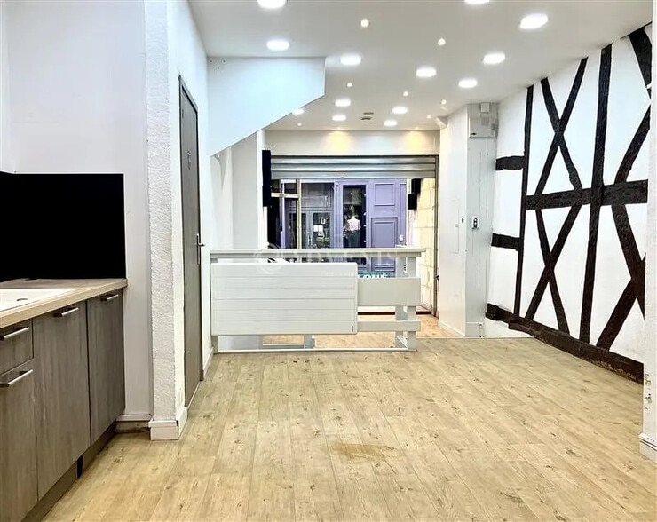 Retail in Bourges for lease - Interior Photo - Image 2 of 3