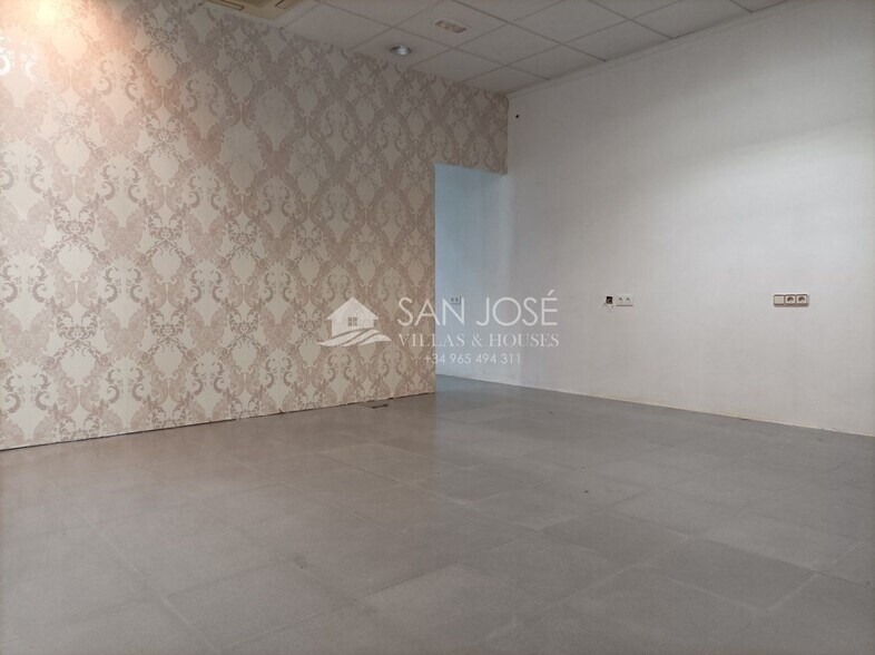 Retail in Aspe for lease - Building Photo - Image 1 of 8