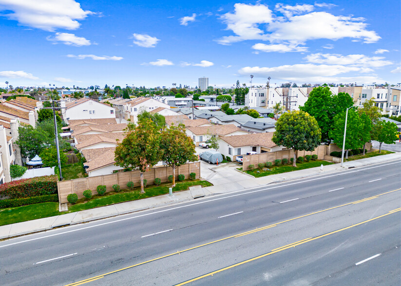 553-555 Victoria St, Costa Mesa, CA for sale - Building Photo - Image 2 of 9