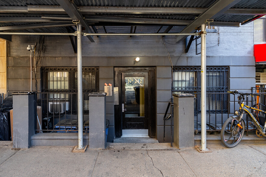 242 E 75th St, New York, NY for sale - Building Photo - Image 1 of 16