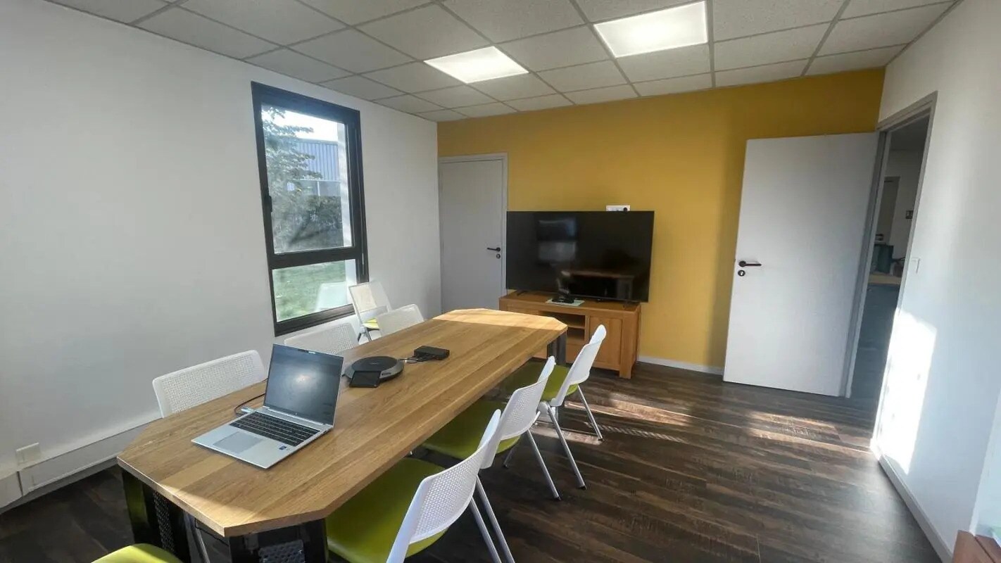 Office in Viriat for lease Interior Photo- Image 1 of 13