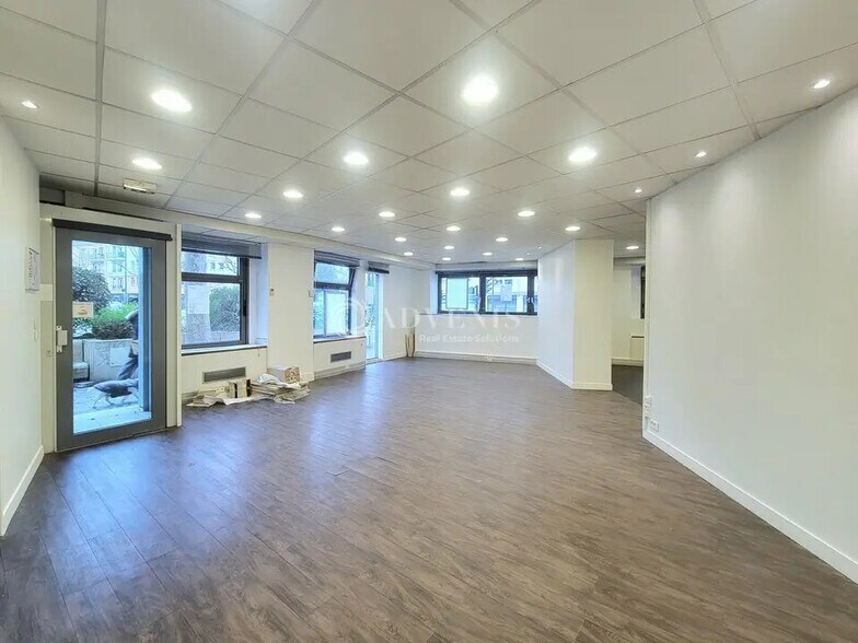 Retail in La Garenne-Colombes for lease - Interior Photo - Image 2 of 7