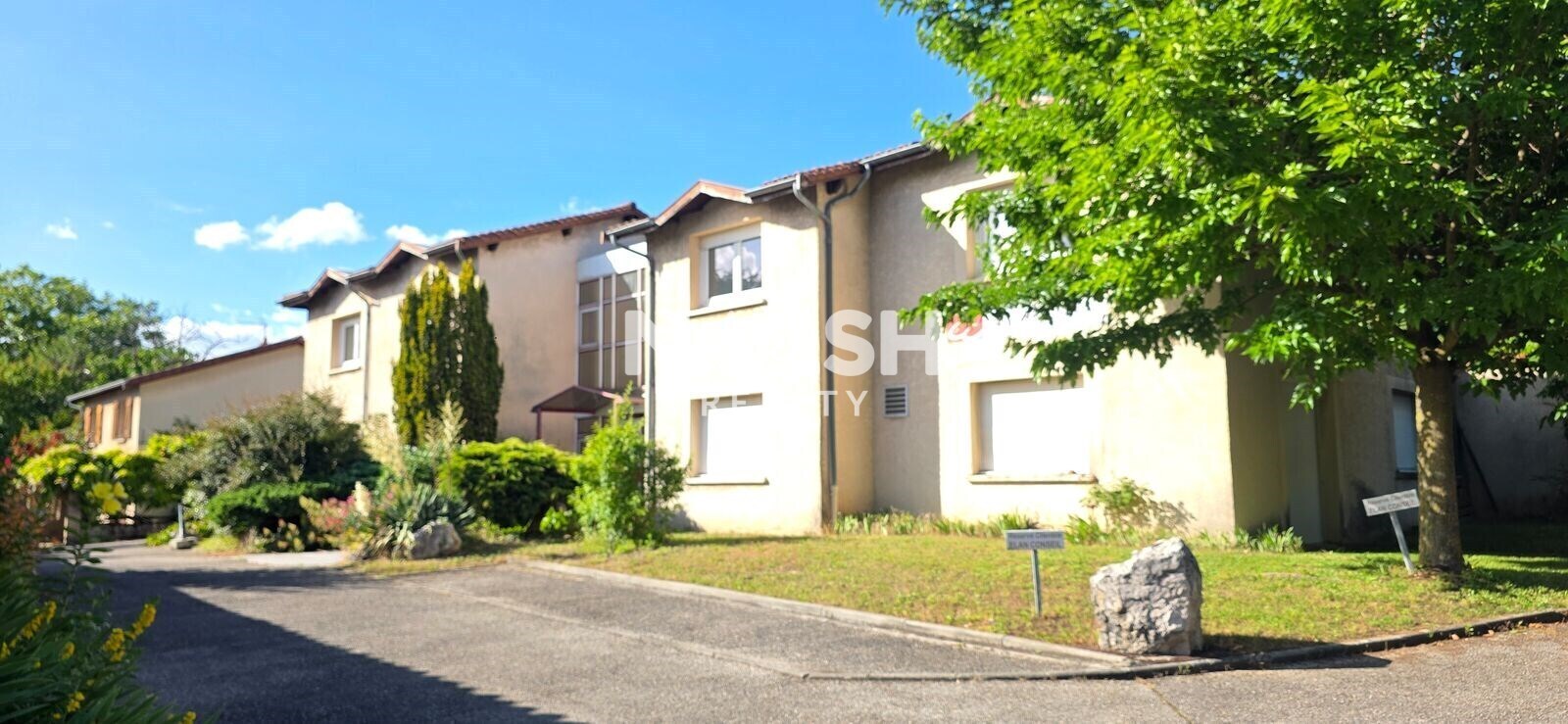 Office in Caluire-et-Cuire for lease Building Photo- Image 1 of 2