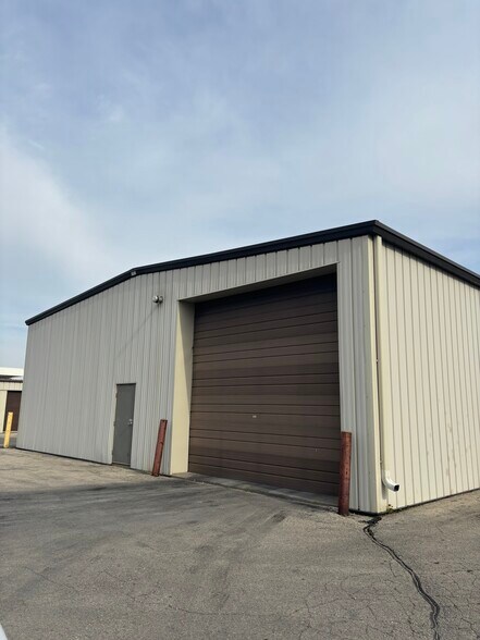 1215 N Hickory Farm Ln, Appleton, WI for lease - Building Photo - Image 2 of 4