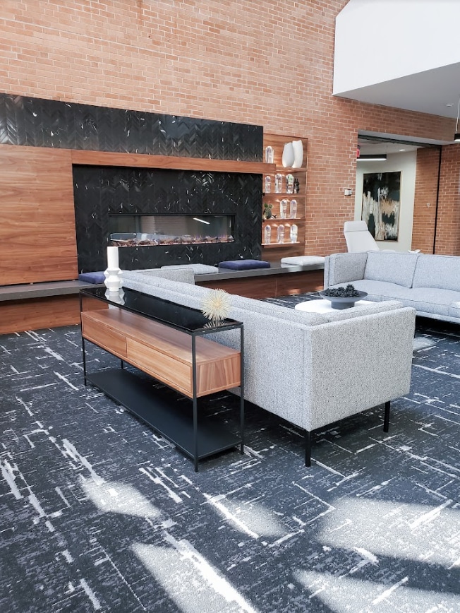 3315 N Oak Tfwy, Kansas City, MO for lease Interior Photo- Image 1 of 11