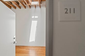 5176 Santa Monica Blvd, Los Angeles, CA for lease Interior Photo- Image 1 of 3