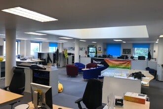 2 Lawn House Clos, London for lease Interior Photo- Image 2 of 4