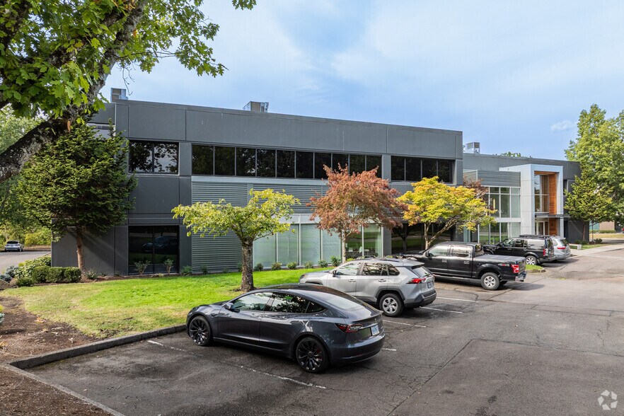 8305 SW Creekside Pl, Beaverton, OR for lease - Primary Photo - Image 1 of 4