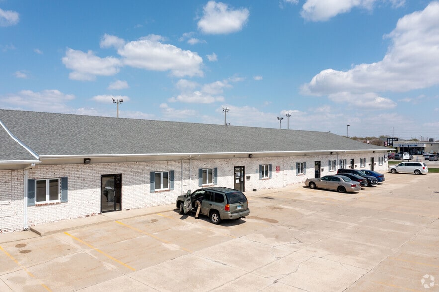 303 Landmark Dr, Normal, IL for lease - Building Photo - Image 2 of 5