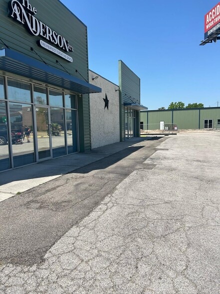 10515 Northwest Fwy, Houston, TX for lease - Building Photo - Image 2 of 12