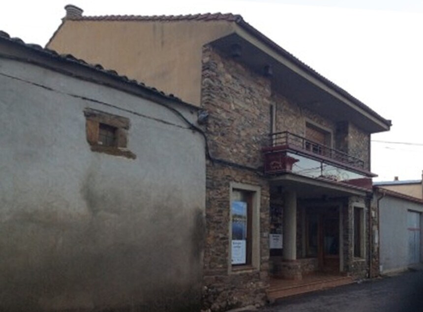 Retail in Rabanales, Zamora for lease Building Photo- Image 1 of 1