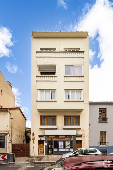 Multifamily in Suresnes for sale - Primary Photo - Image 1 of 1