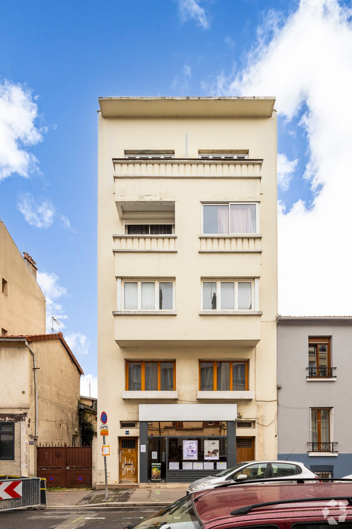 Multifamily in Suresnes for sale Primary Photo- Image 1 of 2