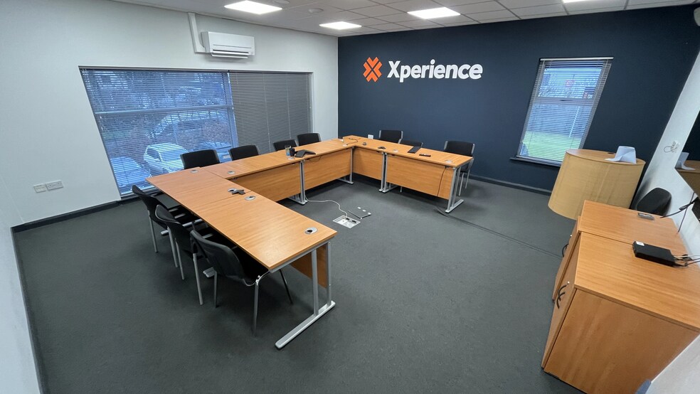 11 Ferguson Dr, Lisburn for sale - Interior Photo - Image 3 of 9