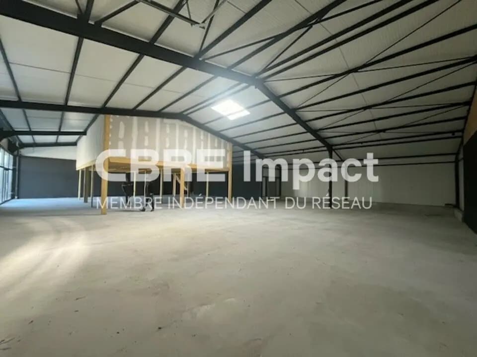 Retail in Bétheny for lease Interior Photo- Image 1 of 10
