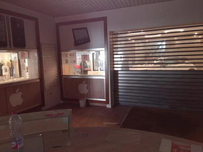 Retail in Mandelieu-la-Napoule for lease - Building Photo - Image 2 of 3