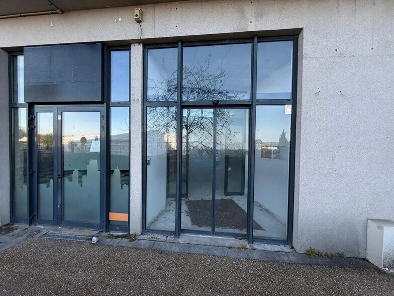 Retail in Quincy-sous-Sénart for lease - Building Photo - Image 2 of 10