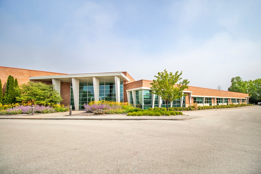 12080 N Corporate Pky, Mequon, WI for sale - Building Photo - Image 3 of 13