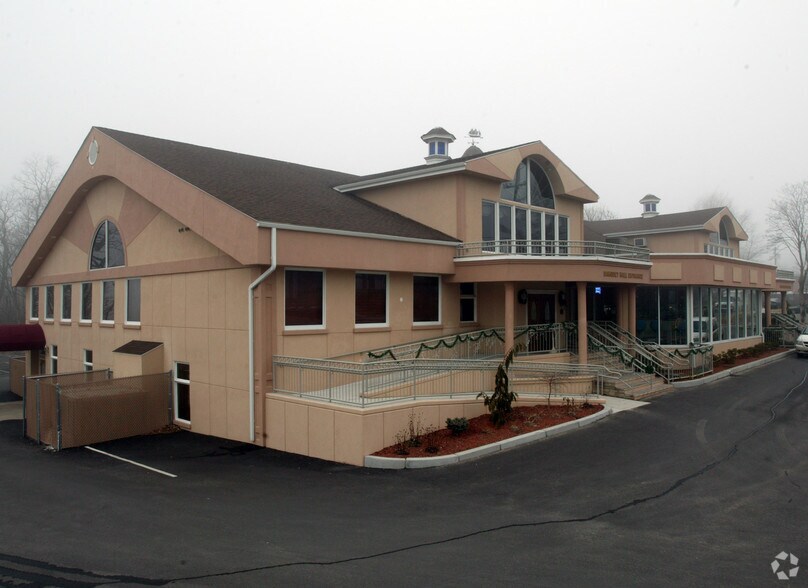 383 Metacom Ave, Bristol, RI for sale - Primary Photo - Image 1 of 1