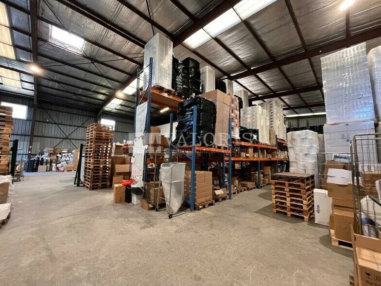 Flex in Velaux for lease - Interior Photo - Image 3 of 12