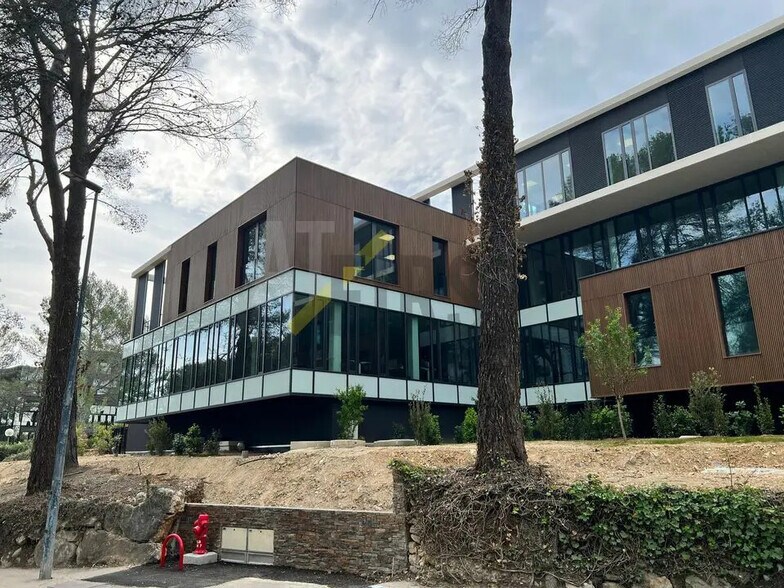 Office in Valbonne for lease - Building Photo - Image 2 of 6