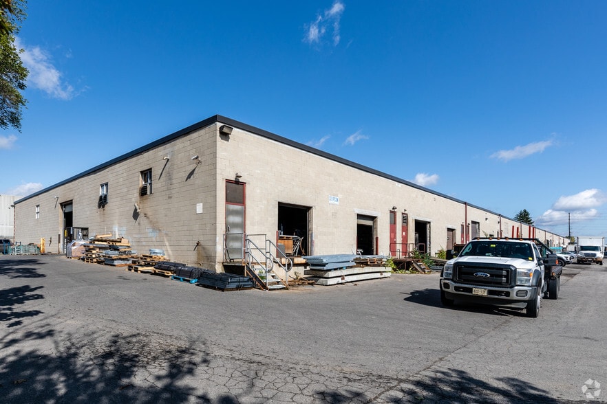 2364 Haines Rd, Mississauga, ON for lease - Building Photo - Image 3 of 3