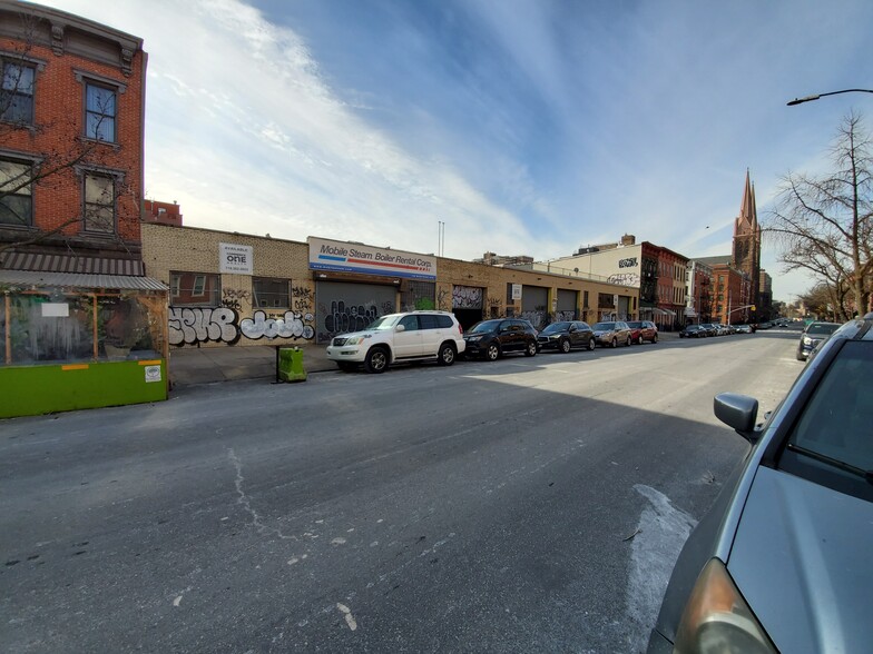 172 Montrose Ave, Brooklyn, NY for lease - Building Photo - Image 1 of 8