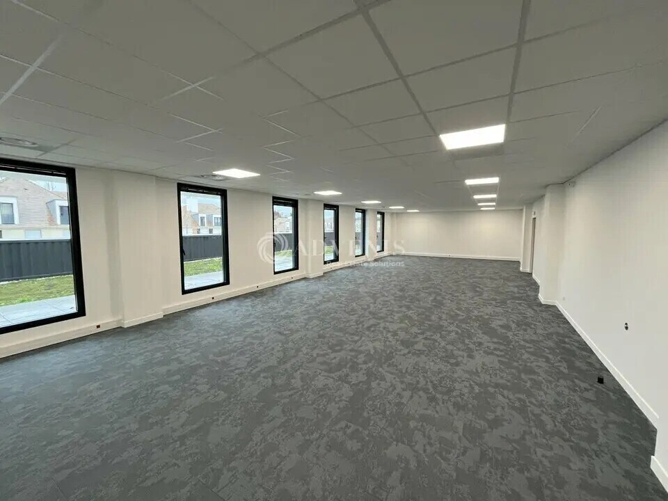 Office in Plaisir for lease Interior Photo- Image 1 of 1