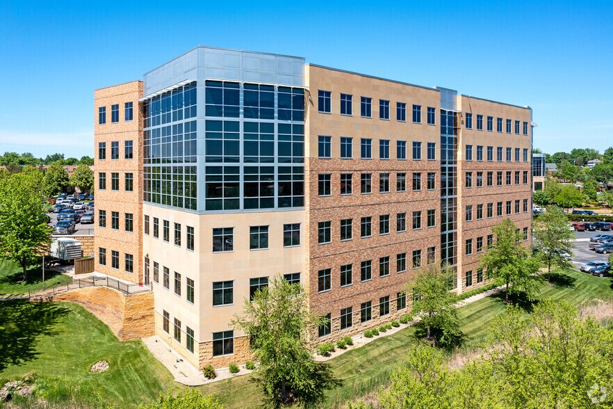 560 Maple St S, Waconia, MN for sale - Primary Photo - Image 1 of 1