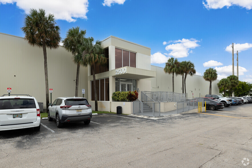 2500 NW 79th Ave, Doral, FL for lease - Building Photo - Image 3 of 16