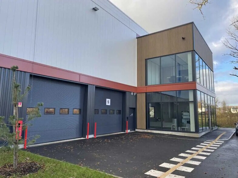 Flex in Sautron for lease - Building Photo - Image 2 of 12