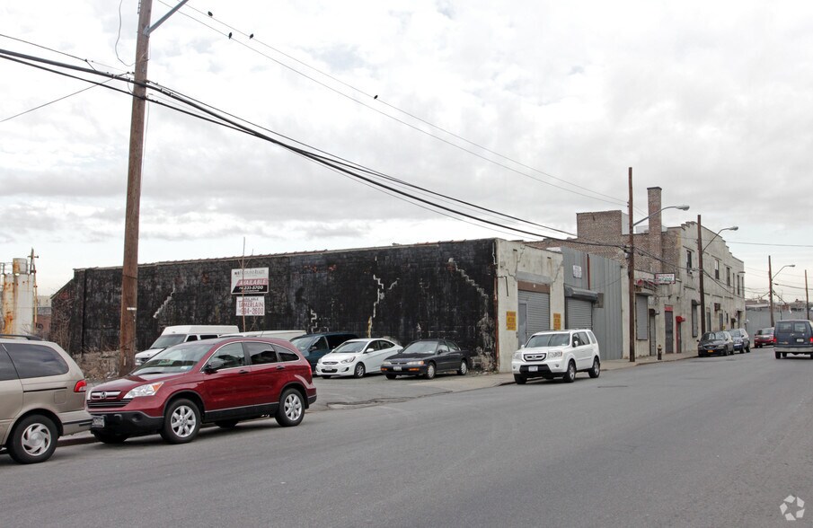 565 Barry St, Bronx, NY for sale - Building Photo - Image 2 of 3