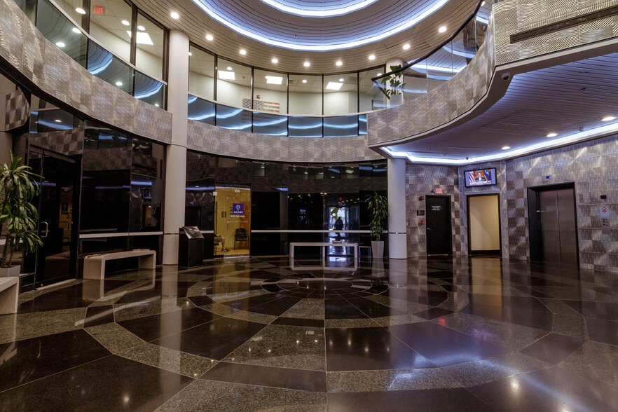 400 Arthur Godfrey Rd, Miami Beach, FL for lease - Building Photo - Image 3 of 4