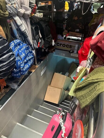 Retail in Paris for lease - Interior Photo - Image 2 of 4