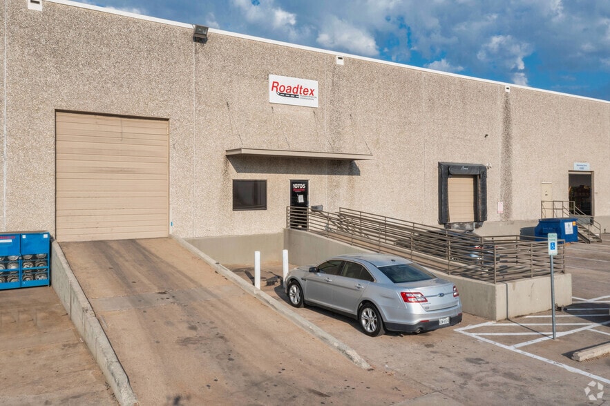 10701-10737 King William Dr, Dallas, TX for lease - Building Photo - Image 3 of 7